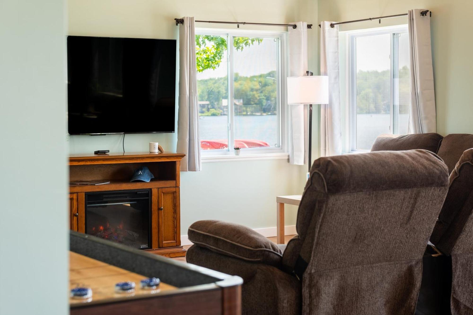 Holiday home The Lake Life By Avantstay Lakefront View Hot Tub *